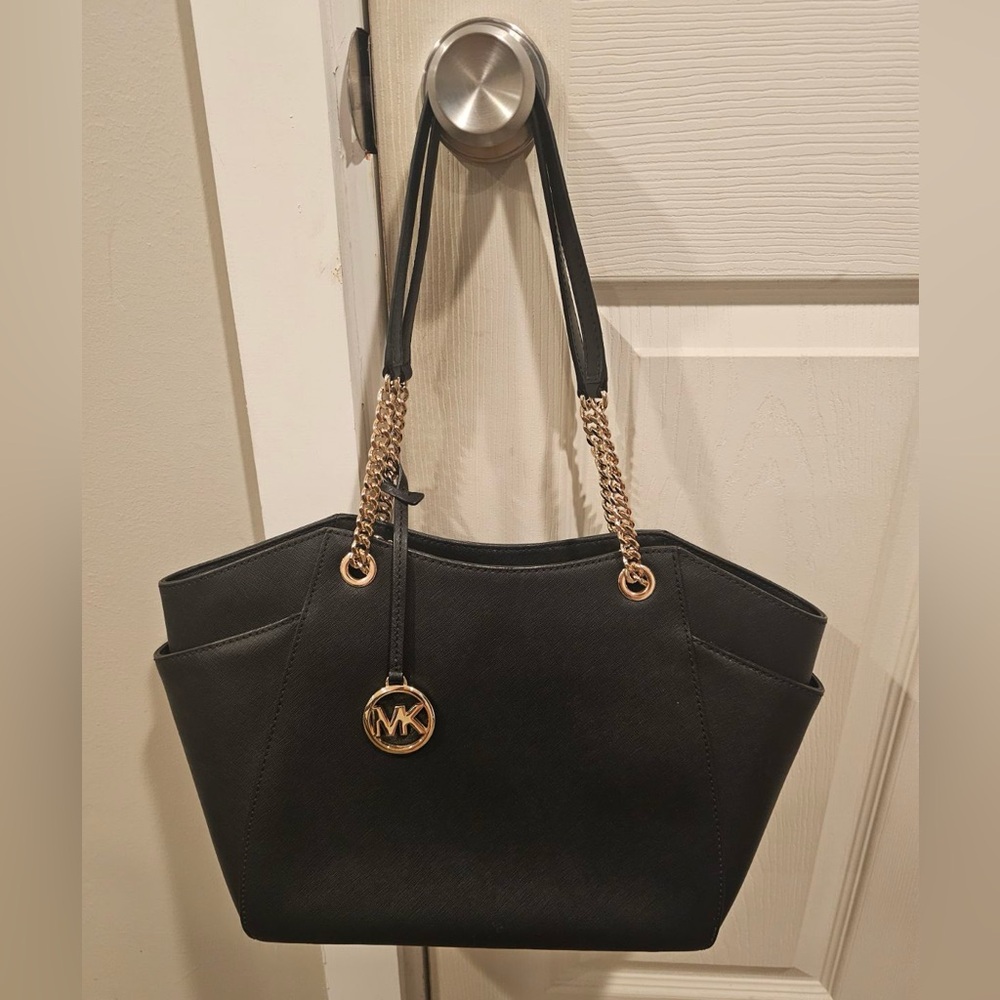 Medium sized Michael kors handbag